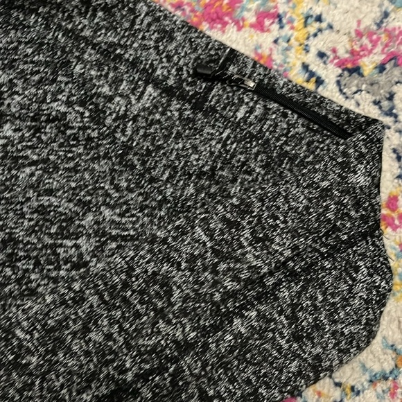 Women’s size small, avalanche, full zip - Picture 5 of 7